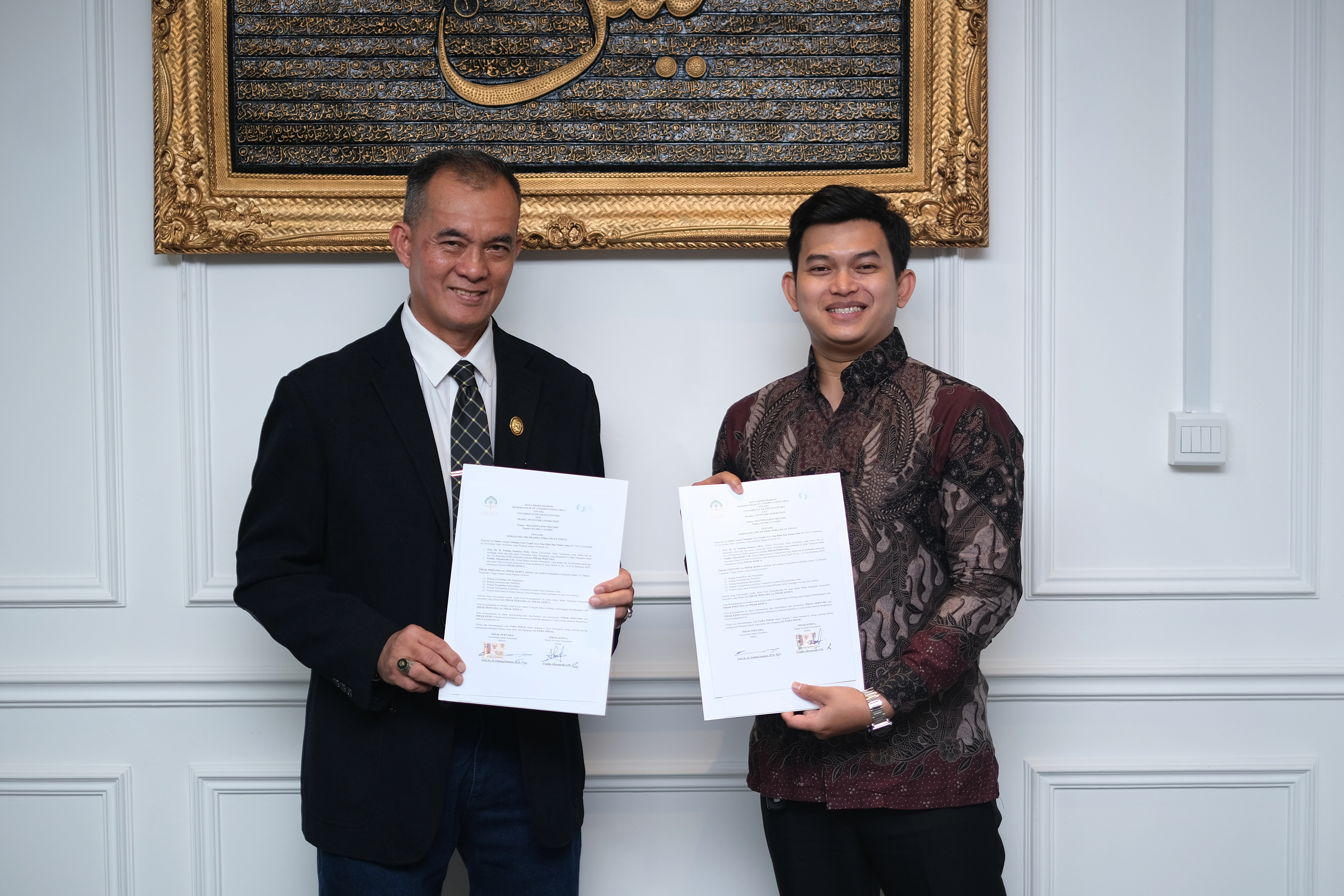 Dua orang berjabat tangan sebagai simbol kerjasama